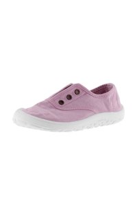 Zapato tipo slip-on de lona rosa claro con parte superior texturizada, puntera redonda y suela de goma blanca. Presenta dos ojales marrones para ventilación.