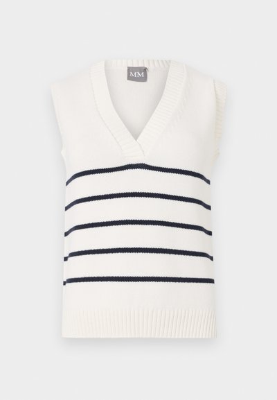 Weißer ärmelloser Pullover mit tiefem V-Ausschnitt, marineblauen horizontalen Streifen und strukturiertem Rippbund am unteren Ende. Das Etikett trägt die Aufschrift "MM."