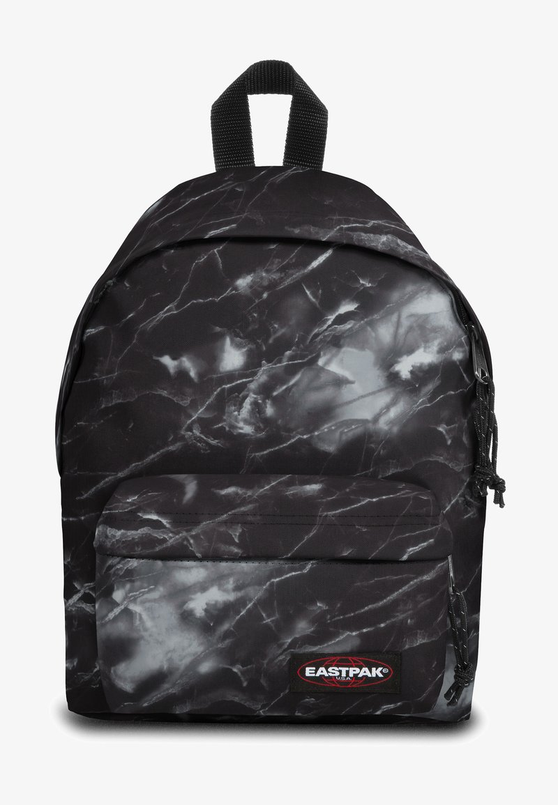 Mochila negra con patrón de mármol, con un bolsillo delantero con cremallera y agarre acolchado. Tela duradera y correas ajustables. Logotipo de Eastpak visible.