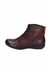 Stivaletti in pelle bordeaux con design arricciato, zip laterale e suola in gomma nera texturizzata. Finitura liscia con accenti minimi.