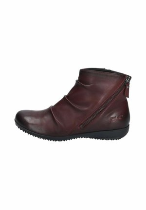 Stivaletti in pelle bordeaux con design arricciato, zip laterale e suola in gomma nera texturizzata. Finitura liscia con accenti minimi.
