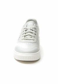 Hellgraue Sneakers mit einem glatten Leder-Obermaterial, runder Zehenpartie, gepolstertem Zungenbereich und flachen Schnürsenkeln. Dicke weiße Gummisohle mit geriffelter Textur.
