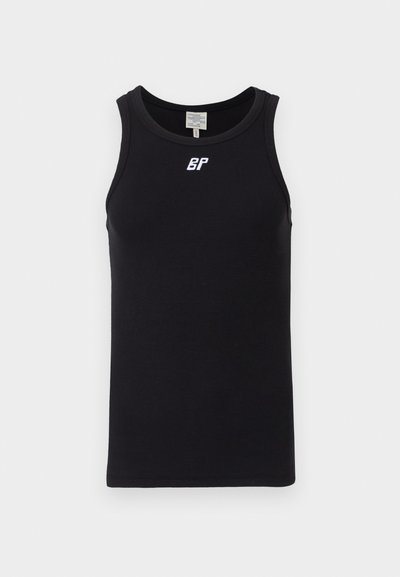 Schwarzes ärmelloses Tanktop aus geripptem Stoff mit einem runden Ausschnitt und einem weißen Logo auf der Brust. Einfaches Design ohne Muster.