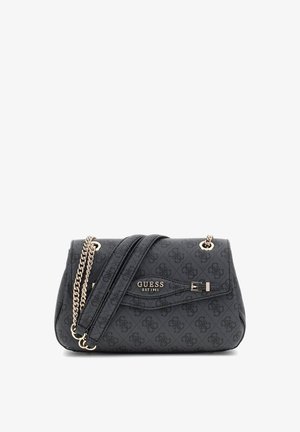 Schwarze Stoffhandtasche mit geprägtem Logo-Muster, goldfarbenen Beschlägen, Kettentragegurt und vorderer Klappe mit Schnallenverzierung.