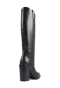 Botas de cuero negro hasta la rodilla con tacón cuadrado, que presentan una textura suave y costuras mínimas, exhibiendo un diseño elegante y moderno.