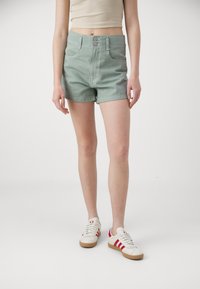 Levi's® MOM - Kratke hlače od trapera - light green