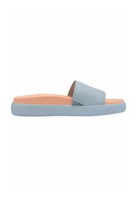 Blå slidande sandaler med slät ovandel, öppen tådesign och en kontrasterande persikofärgad gummisula. Lätta och enkla att bära.