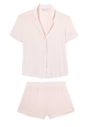 Chemise rose clair à manches courtes avec boutons et short assorti à taille élastique, en tissu doux et léger.