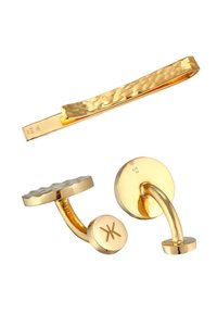 Goldfarbener Krawattenclip mit gehämmertem Muster, dazu runde Manschettenknöpfe mit gewellter Oberseite und graviertem Detail, alles in passenden Ausführungen.