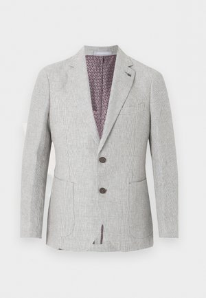 Blazer gris claro para hombre con un sutil patrón de cuadros, dos botones oscuros, solapa con muesca, bolsillos parche y forro interior púrpura con el logo "MK" repetido.