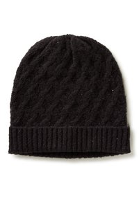 Schwarze Strickmütze mit einem strukturierten Rautenmuster und geripptem Bund, aus weichem Material für Wärme hergestellt. Geeignet für den Tragen bei kaltem Wetter.