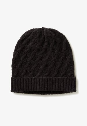 Černá pletená čepice s texturovaným diamantovým vzorem a žebrovaným lemem, vyrobená z měkkého materiálu pro zahřátí. Vhodná pro nošení v chladném počasí.