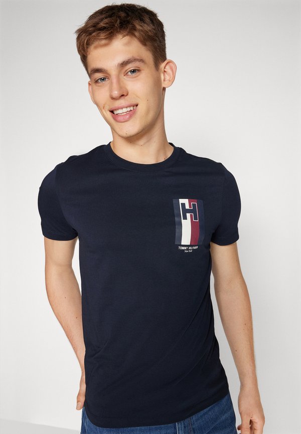 EMBLEM TEE - Print T-shirt - desert sky3