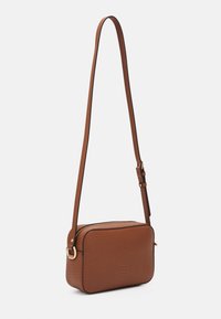 Borsa a tracolla marrone con texture, chiusura a zip, tracolla regolabile e hardware in tonalità oro. Forma rettangolare con un delicato motivo a pelle di serpente.