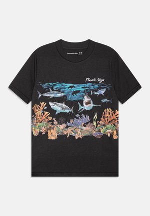 Sort børnet-shirt med et undervandsscene fra Florida Keys, der viser hajer, koralrev, søstjerner og små fisk.