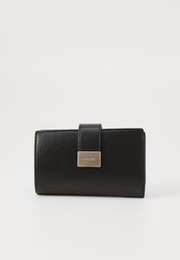 Billetera de piel negra con textura suave, forma rectangular y detalles de cierre en tono plateado. La parte frontal presenta una pequeña placa con el logo.