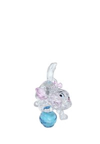 Figura di gatto in cristallo con corpo trasparente, accenti rosa e una pallina blu. Presenta una texture sfaccettata e una posa giocosa con la coda alzata.