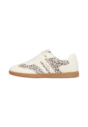 Weißer Sneaker mit Leopardenprint-Stoffeinsätzen, weißen Schnürsenkeln, hellbrauner Sohle und kleinem goldenem Markenlogo an der Seite.
