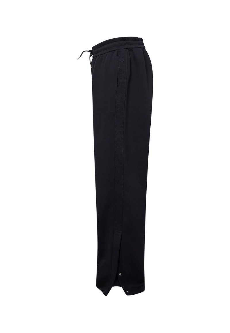 Pantalones negros de pierna ancha con cintura de cordón y botones a presión laterales a lo largo del dobladillo, mostrados de lado sobre un fondo blanco.