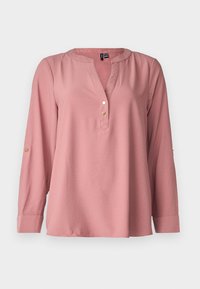 Langermet, rosafarget bluse med V-hals, rund krage, tre gullknapper og oppbrettede ermer. Glatt stoff med minimal tekstur.