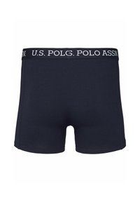 Sötétkék boxer alsó, puha pamutból. Fekete derékpánttal rendelkezik, rajta a fehér "U.S. POLO ASSN." logóval. Simaságra törekvő textúra, közepes magasságú kialakítás.