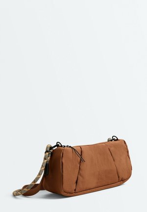 Sac bandoulière rectangulaire matelassé marron avec fermeture éclair noire et bandoulière réglable à motifs sur fond uni clair.