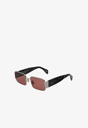 Occhiali da sole con lenti rettangolari di colore rosso, sottili montature argentate e aste in plastica nera con un motivo ondulato.