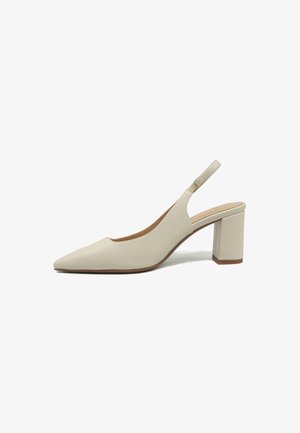 Beige slingback-pumpe med spids snude og blokhæl, minimalistisk design, glat finish og justerbar rem ved hælen.