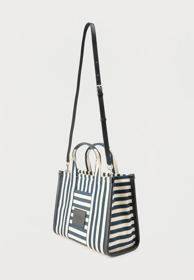 Τσάντα ώμου με ρίγες σε μπλε και άσπρο χρώμα, με μαύρα δερμάτινα άκρα, δύο κοντά χερούλια και ένα ρυθμιζόμενο μακρύ λουράκι για τον ώμο.