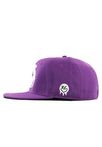 Violetti baseball-lippis, jossa on muotoiltu design, etupuolella valkoinen logo ja sivussa pyöreä pahvi, jossa on tippagrafiikkaa.