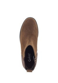 Bruine suède enkelboot met een ronde neus, zijrits en contrasterend textuurpaneel. Gabor-logo zichtbaar aan de binnenkant.