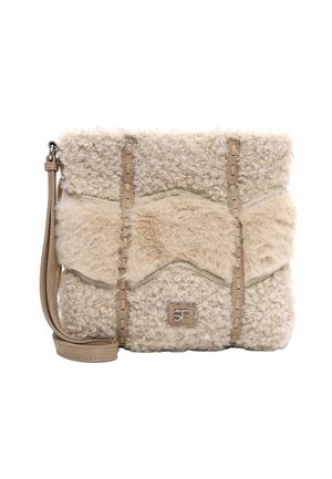 Beige shearling crossover taske med blødt pelsdetalje. Har syninger og en justerbar strop. Logoet er synligt foran.