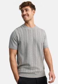 Grauer Strickpullover mit kurzen Ärmeln, der ein strukturiertes Streifenmuster sowie einen gerippten Kragen und Bündchen aufweist. Weiches Material mit einem lässigen Design.