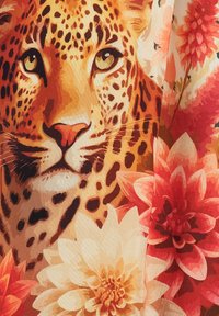 Un tessuto vivace che presenta un primo piano del volto di un leopardo su uno sfondo di grandi fiori colorati in tonalità di arancione, rosa e crema.