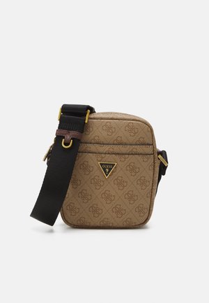 Sac bandoulière marron avec un motif, une sangle noire réglable et un logo Guess doré sur la poche avant.