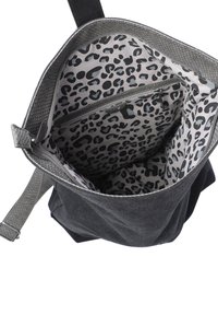 Borsa in tela grigia con manico in ecopelle testurizzato. L'interno presenta un motivo a leopardato grigio e una tasca con zip.