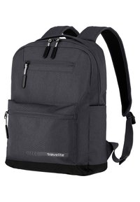 Zaino grigio con tessuto testurizzato, chiusura con doppia cerniera, tasca frontale, spallacci imbottiti e accentuazione nera sul fondo. Logo "Travelite" visualizzato.