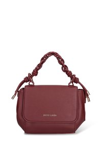 Borsa a mano in pelle rossa con forma strutturata, dettagli con manico intrecciato e chiusura a patta magnetica. Logo del marchio inciso sulla parte anteriore.