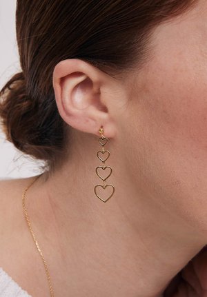 Złote kolczyki w kształcie czterech połączonych serc, z małą kulką na górze. Lekkie i wiszące w designie.