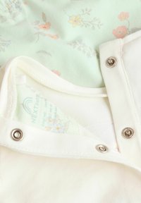 Lichtgewicht katoenen babyoutfit in mintgroen met bloemenpatronen, witte accenten en drukknoopsluitingen voor gemakkelijk aankleden.