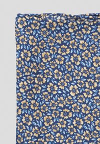 Niebieska tkanina w kwiaty z małymi żółtymi kwiatami i zielonymi liśćmi na granatowym tle, o miękkiej fakturze i powtarzającym się wzorze.