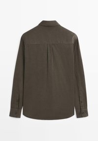 Ciemnooliwkowa koszula z długim rękawem, mankietami na guziki i centralną plisą z tyłu, widziana od tyłu na białym tle.