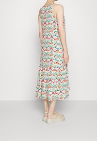 Abito midi floreale con un motivo leggero e colorato di fiori rossi e gialli con accenti verdi; include un corpetto aderente e una gonna fluida.