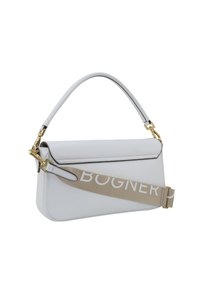 Hvid lædertaske med et struktureret design, der har et kort håndtag og en aftagelig beige rem med "BOGNER" trykt med fede bogstaver.