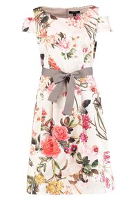 Robe florale avec des épaules dénudées, base blanche, fleurs colorées en rose et vert, ceinture grise cintrée à la taille, longueur genoux, tissu lisse.