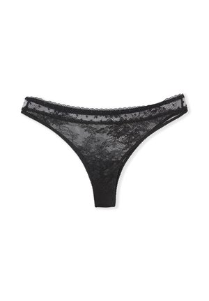 Schwarzer Spitzentanga mit Blumenmuster und gewellten Kanten, flach auf weißem Hintergrund dargestellt.