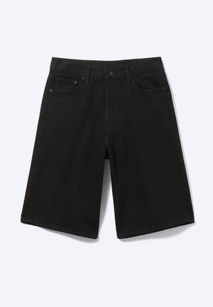 Pantalones cortos vaqueros negros hasta la rodilla con botón frontal, trabillas para cinturón y cinco bolsillos, mostrados sobre un fondo blanco.