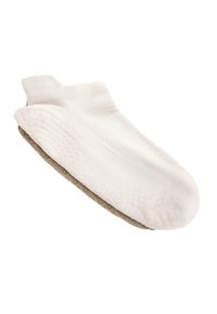 Chaussettes courtes blanches avec des points de grip en caoutchouc beige antidérapants sous la semelle, conçues pour le confort et une utilisation en intérieur.