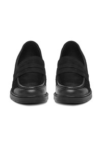 Czarne loafersy zamszowe, wyposażone w dwie poziome paski, błyszczący czubek oraz gumową podeszwę zapewniającą lepszą przyczepność.