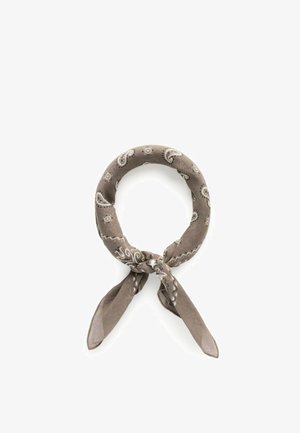 Ruskeat paisley-kuvioidut kangaskäyttörätti, solmittu silmukkaan kahdella irtonaisella päästä valkoista taustaa vasten.